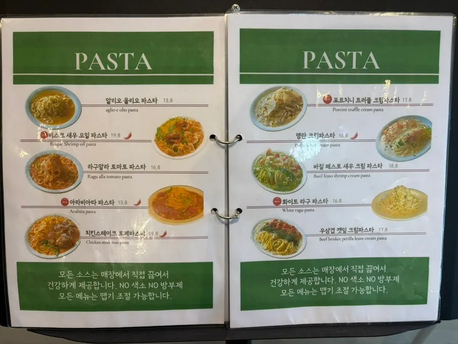 시유당 단체석이 있는 내부 공간