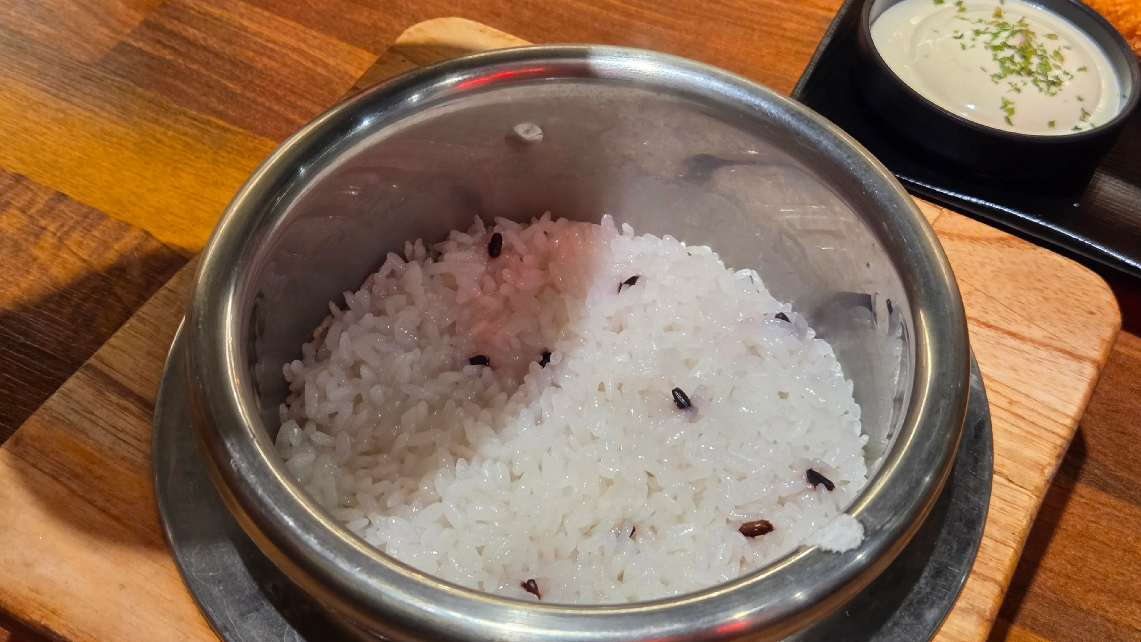 Water added to the hot pot to make sungnyung