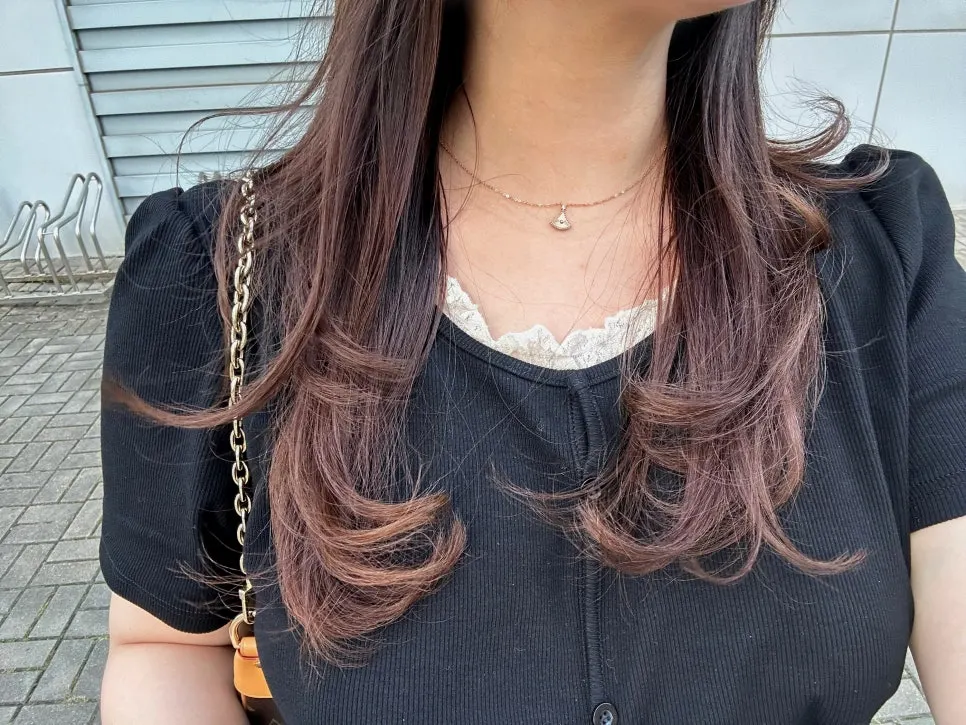 Neatly arranged long-hair curls that are not overdone