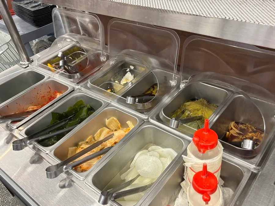 Meja dan banchan yang disusun untuk kunjungan dengan tempahan