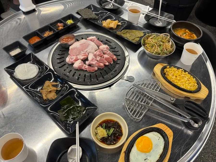 Susunan hidangan banchan dan doenjang jjigae