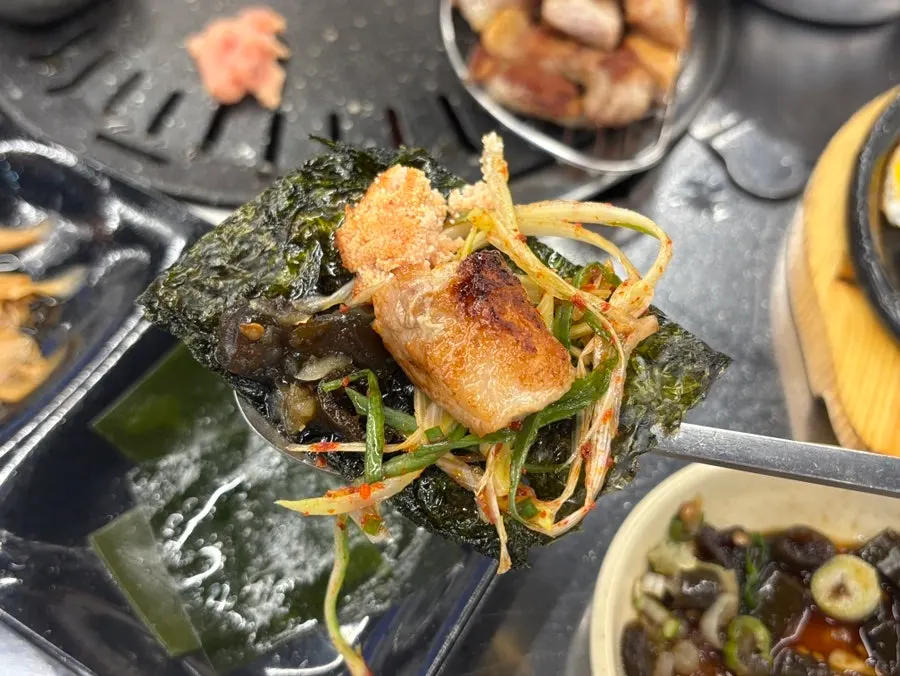 Daging dengan mu-ssam, dashima dan pa-chae