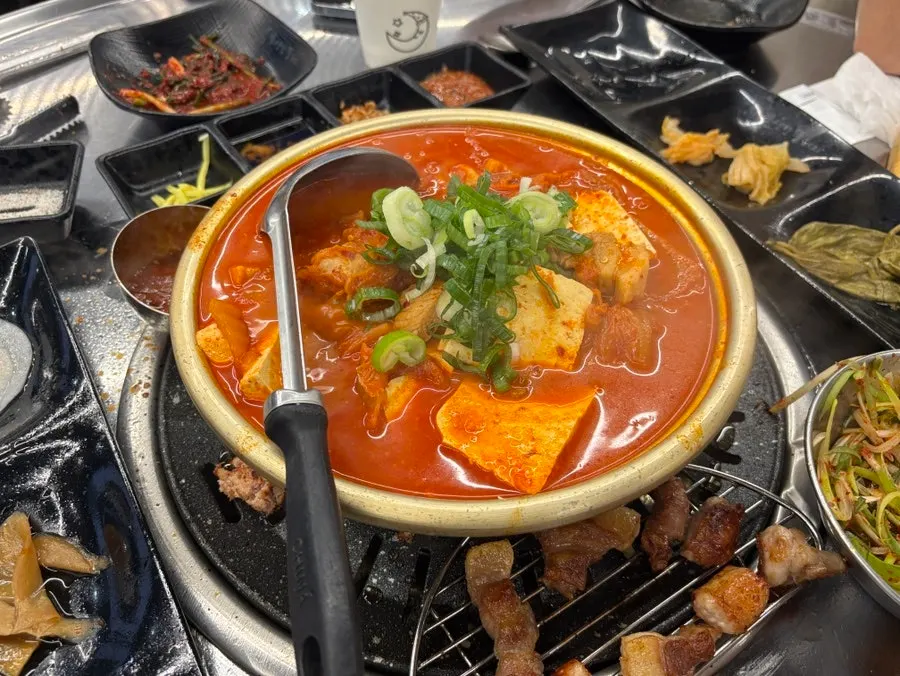 Pork jowl yang disyorkan bersama hidangan sampingan