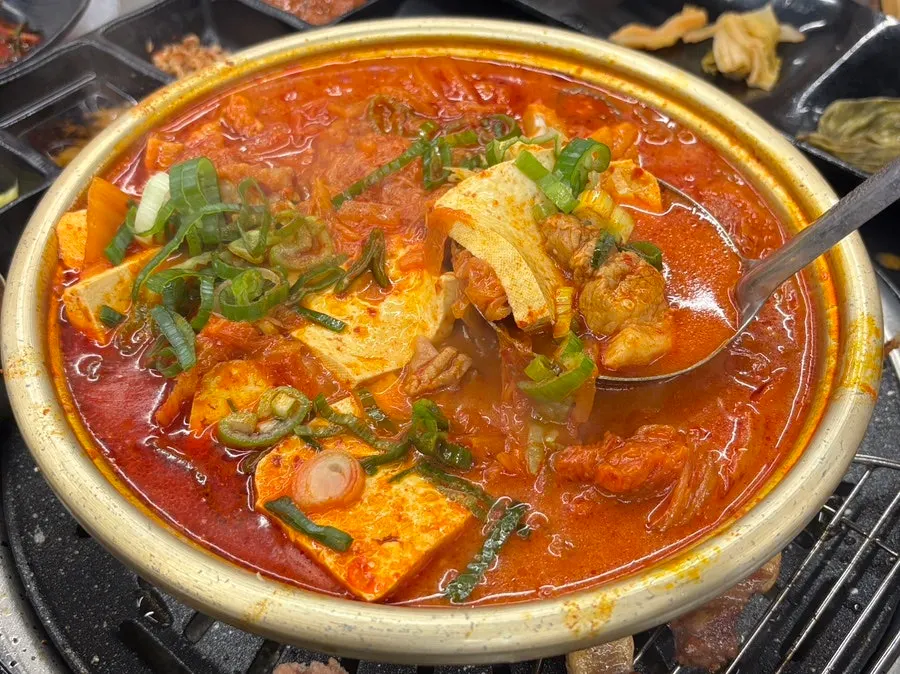 Kimchi jjigae berisi daging dan kimchi masam