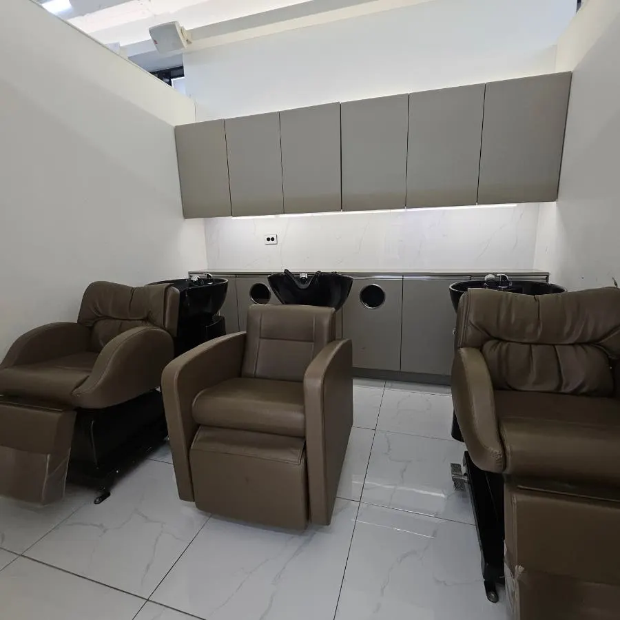 Cozy, softly lit shampoo room