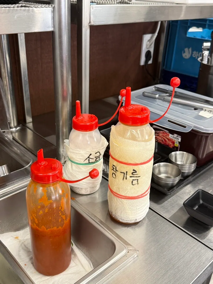 식기와 유아포크가 준비된 셀프바