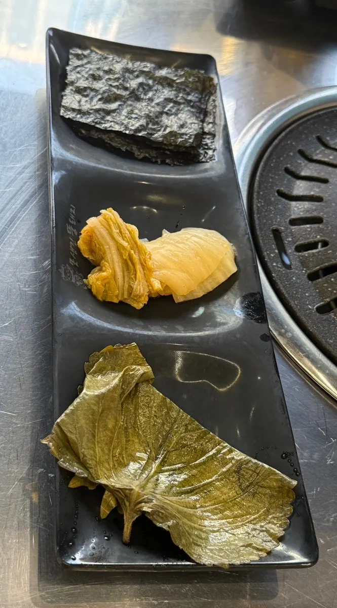김과 백김치, 깻잎장아찌 등 밑반찬