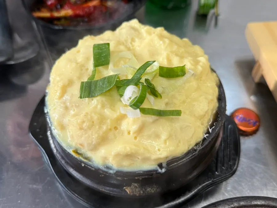 계란후라이와 콘샐러드, 된장찌개 밑반찬