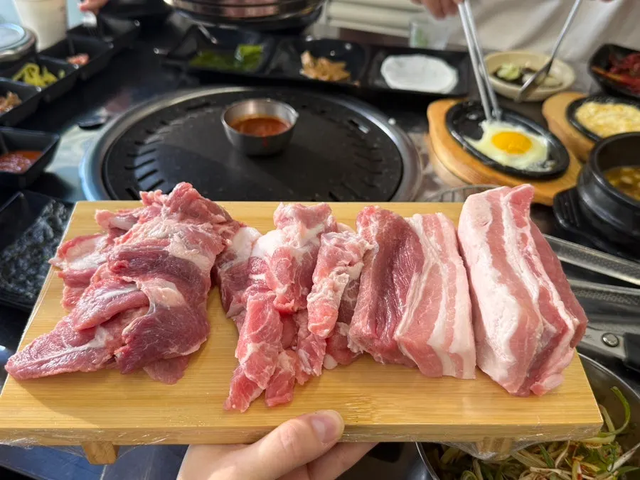 뽈살과 천상목살, 생갈비 생고기 세 접시