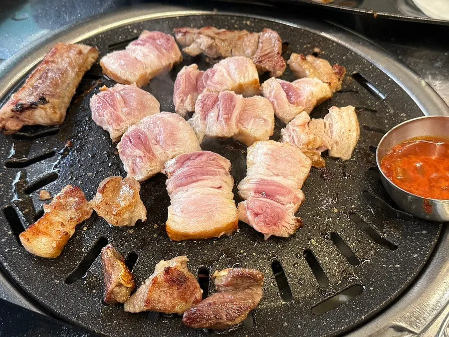 쌈무와 다시마에 올린 고기 한 점