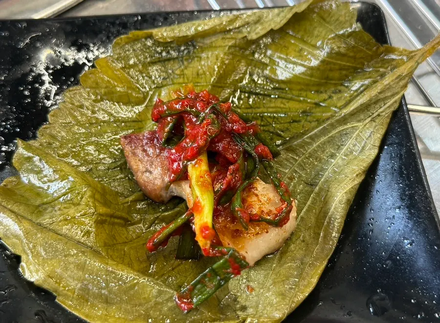 파김치를 올린 고기 쌈 조합