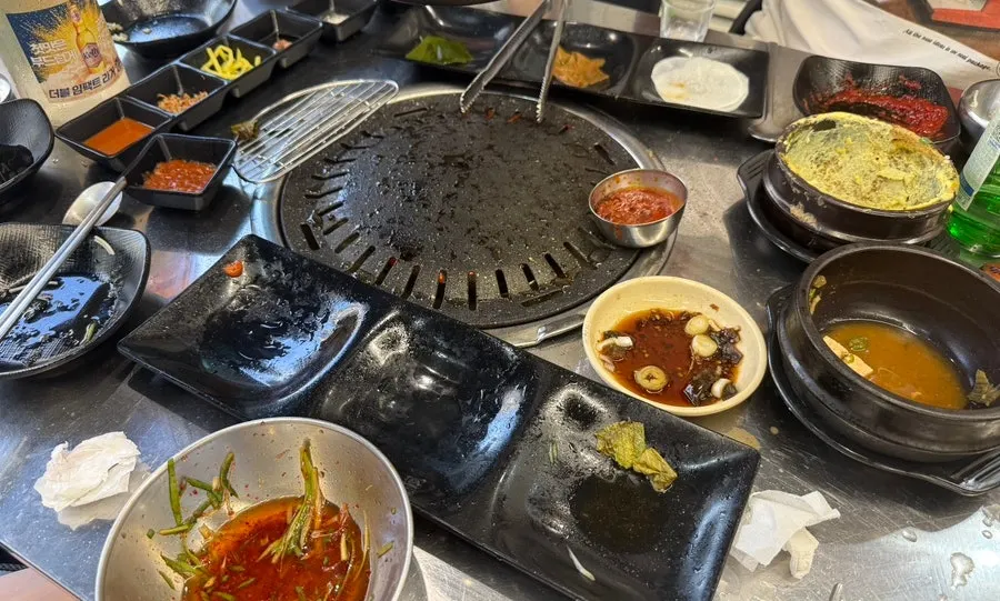 매장 밖에 준비된 후식 슬러시와 커피