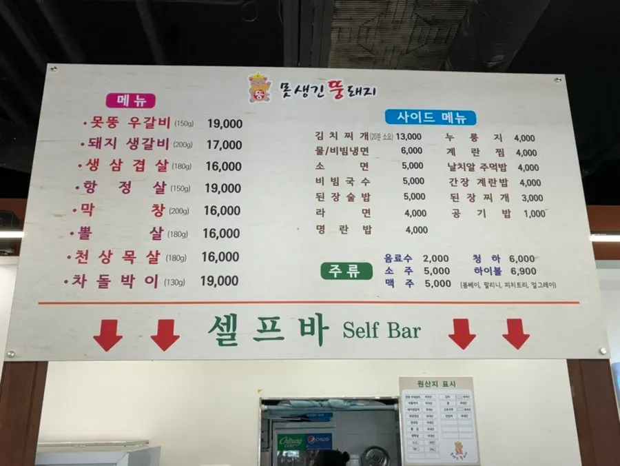 테라스 쪽 좌석이 보이는 매장 모습