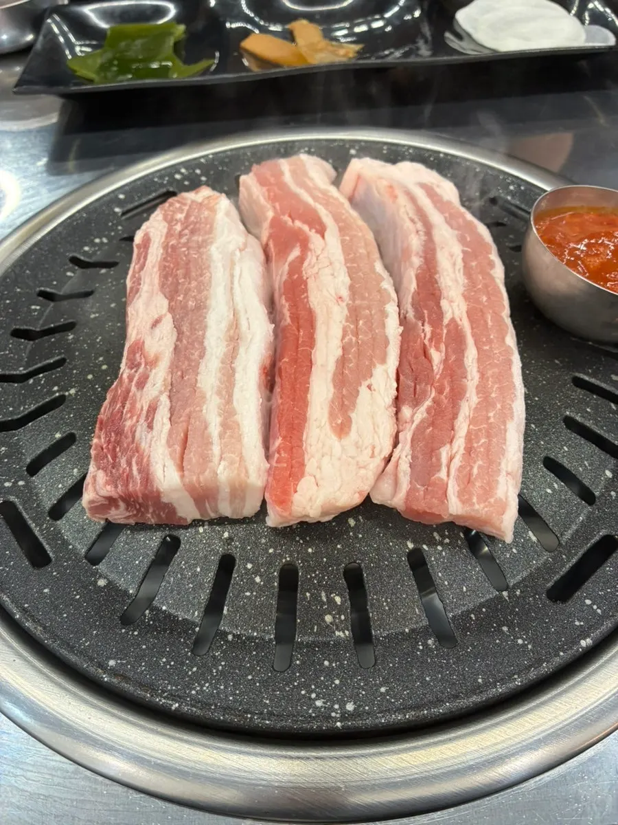 기본반찬으로 나온 계란후라이와 콘치즈