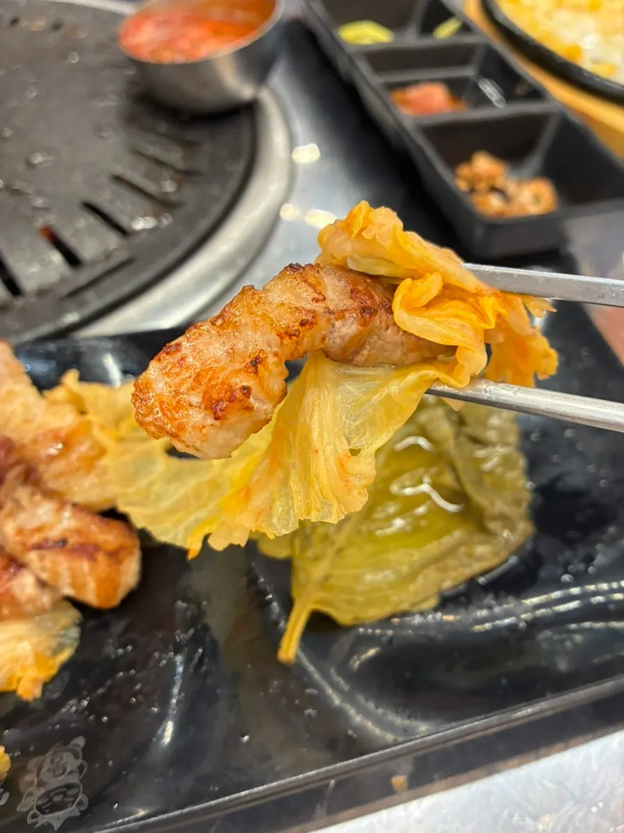 불판 위에서 끓고 있는 갈치젓