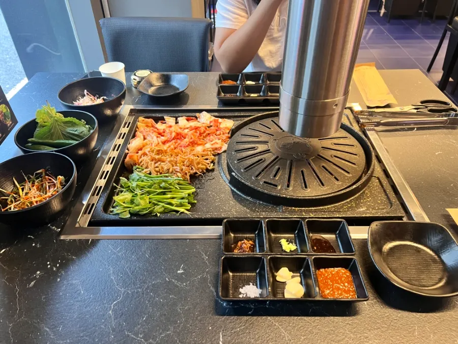 Basic side dishes arranged on the pork belly grill