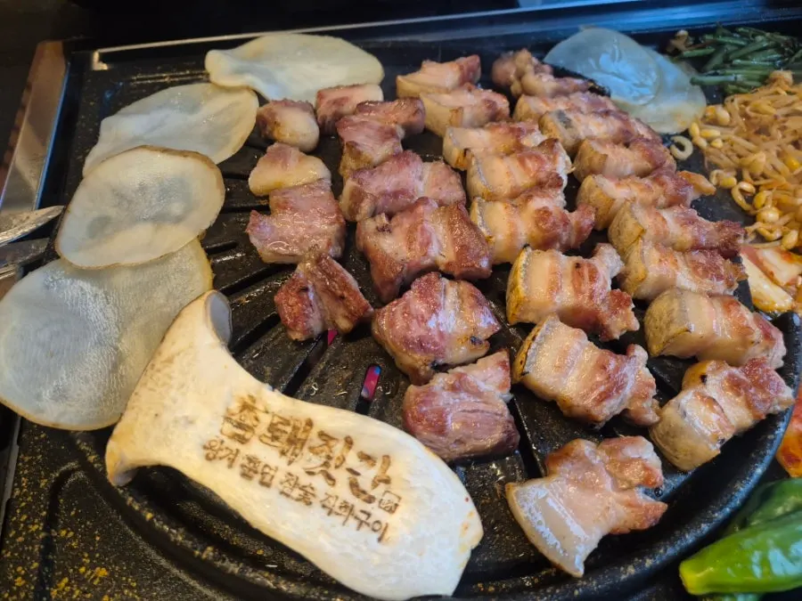 Golden thick-cut pork belly grilled by the staff