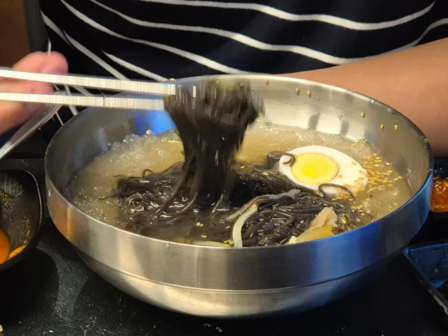 Cool chilled arrowroot noodles with vinegar
