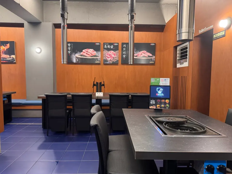 Spacious hall with room to move around the self-serve bar