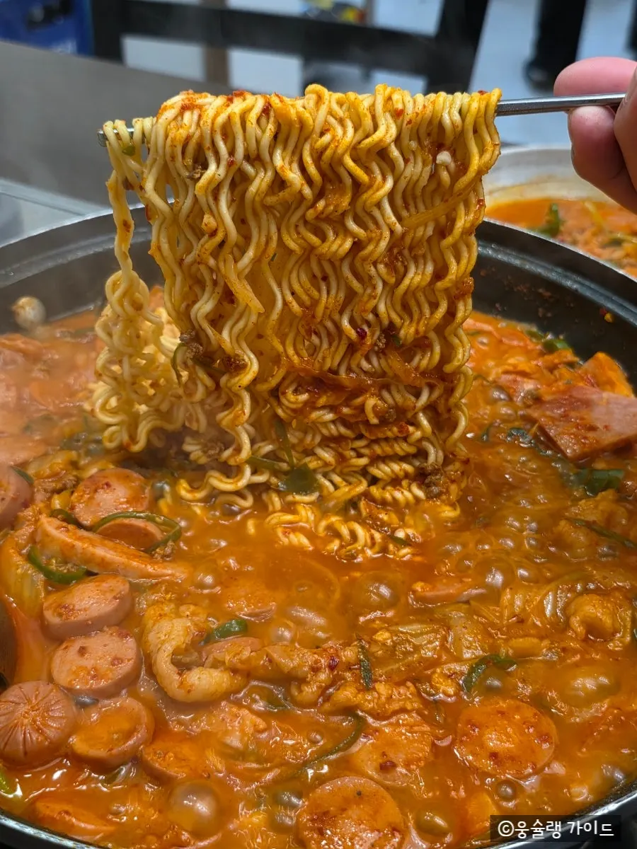 끓고 있는 송탄식 부대찌개 냄비