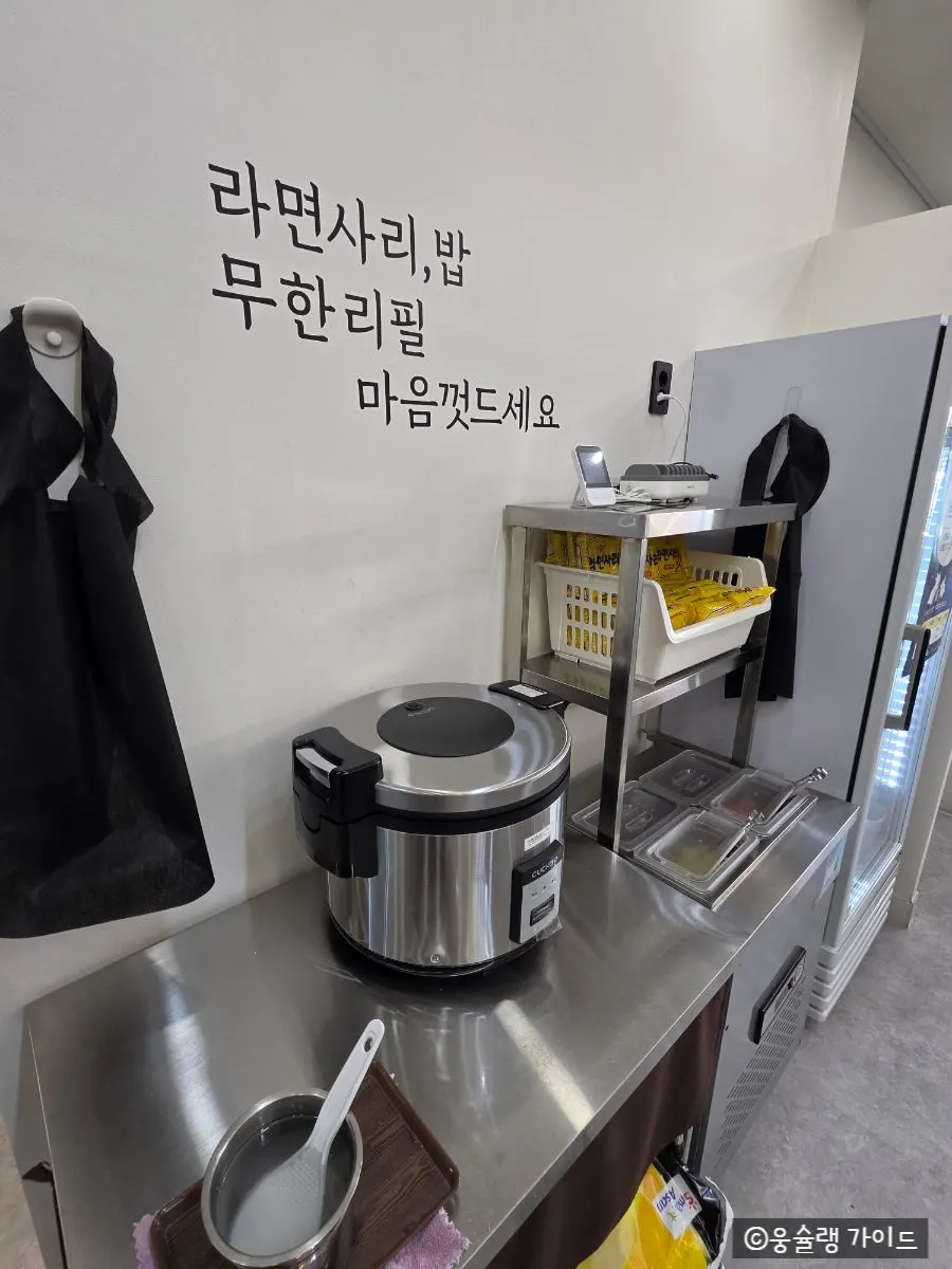 김치와 콩나물무침이 놓인 셀프코너