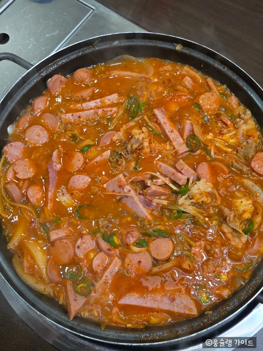 뚜껑을 열고 저어준 청원부대찌개 2인분