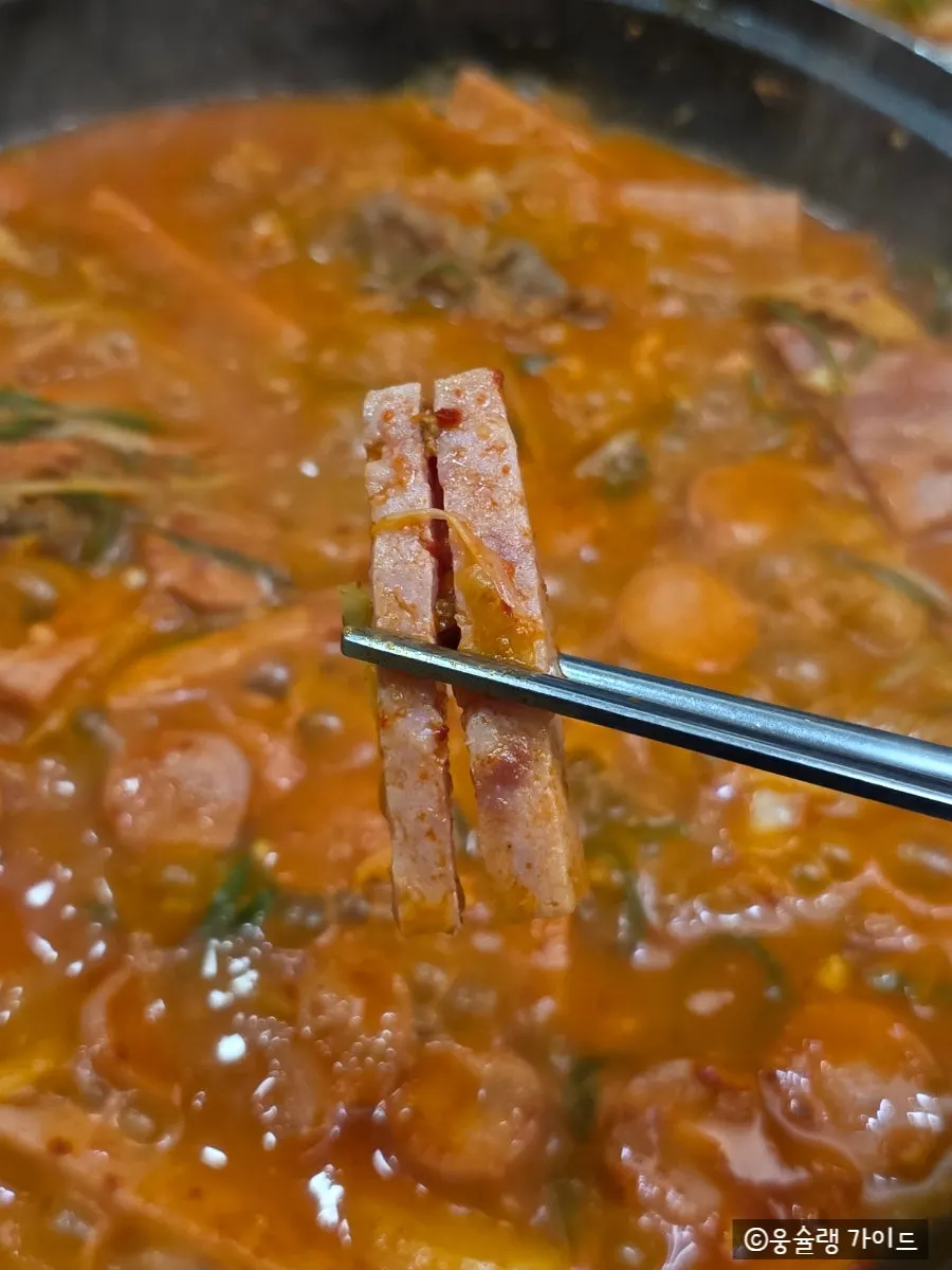 국자로 퍼올린 부대찌개 건더기