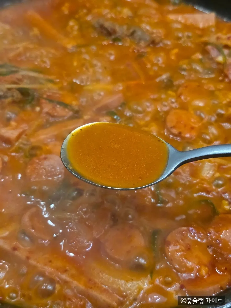 접시에 덜어 담은 부대찌개와 우삼겹