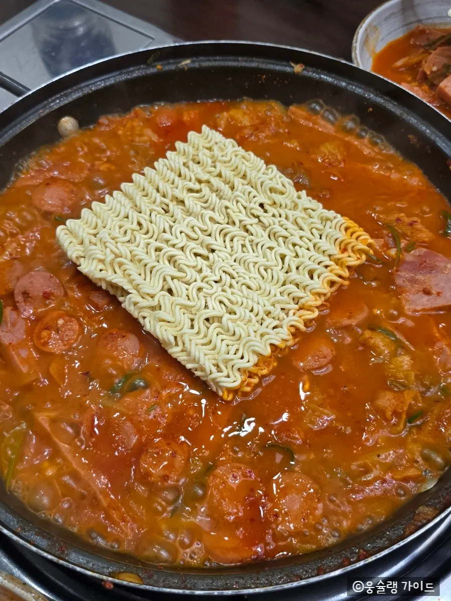 무제한 라면사리를 넣은 부대찌개