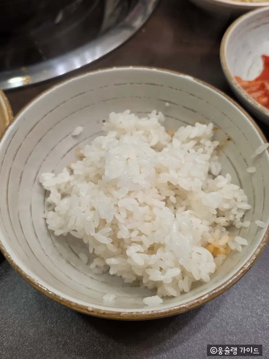 리필한 공기밥과 부대찌개 한 상