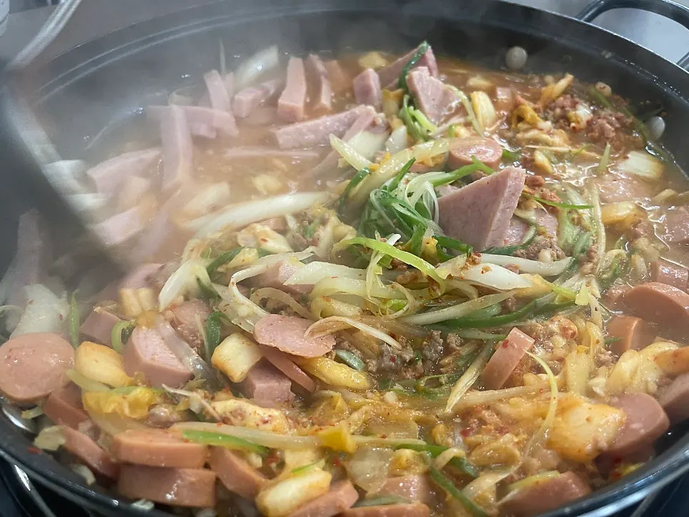 부대찌개 국물을 떠올린 숟가락