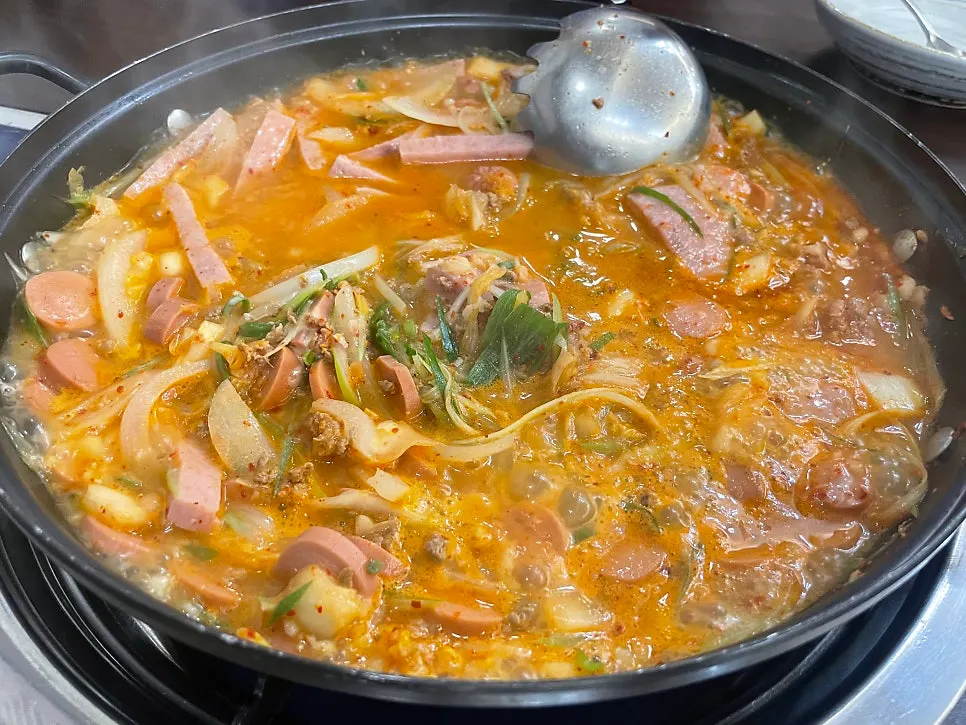 부대찌개 속 햄과 소시지