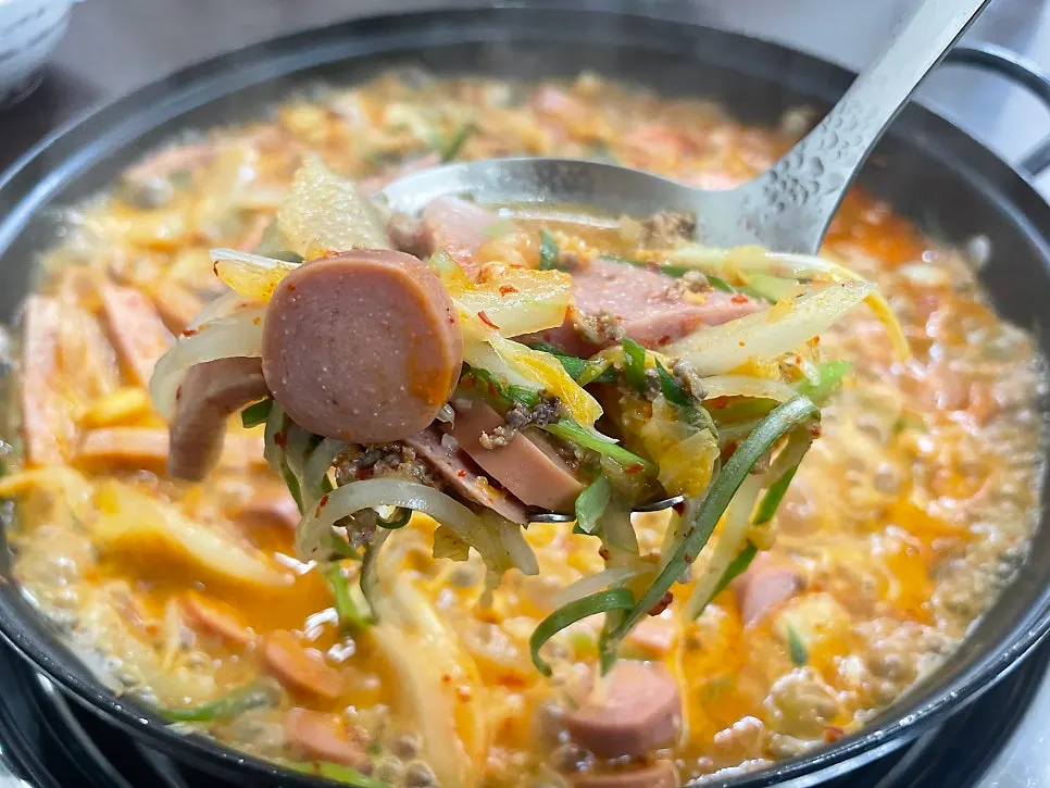 육수와 어우러진 부대찌개 재료