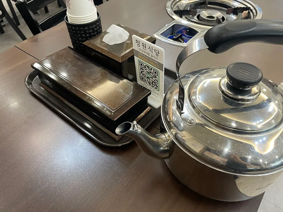 테이블 옆에 준비된 부대찌개 육수