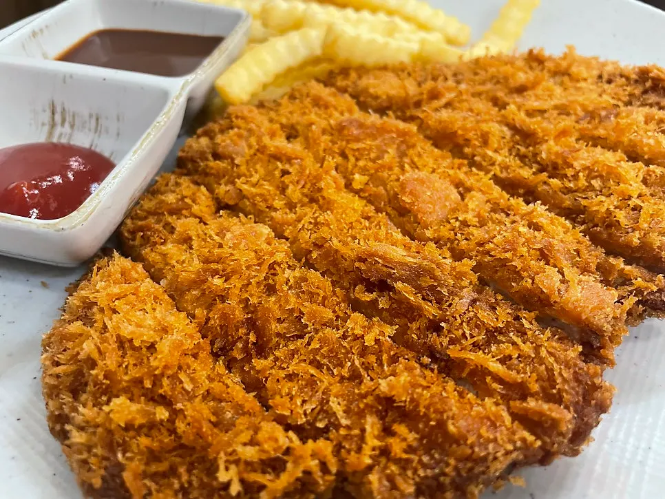 부대찌개와 함께 놓인 돈까스