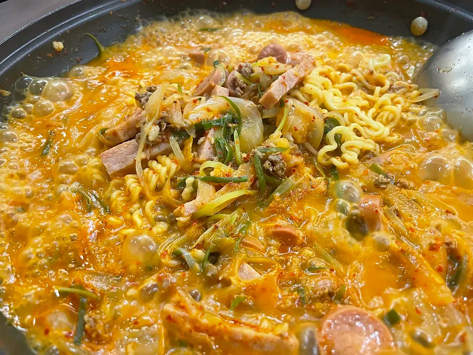 라면사리를 넣어 먹는 부대찌개