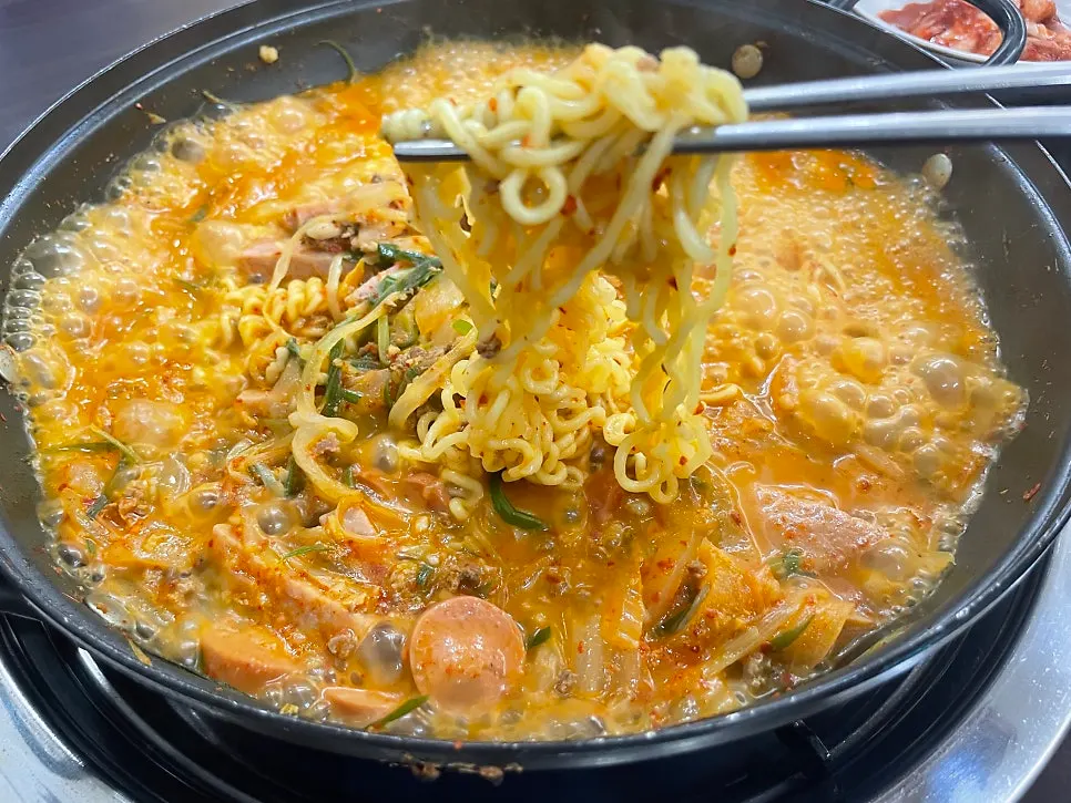 국물이 줄어든 부대찌개 냄비