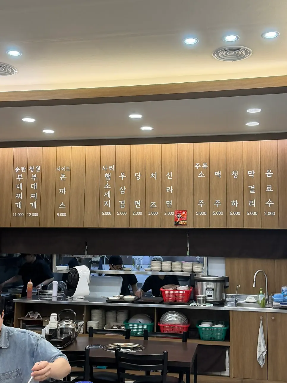 Table set for a two-serving order of Songtan budae-jjigae