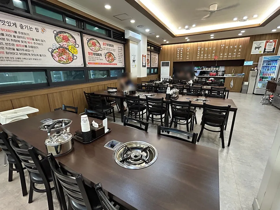 Kursi interior restoran budae-jjigae yang luas dan bersih
