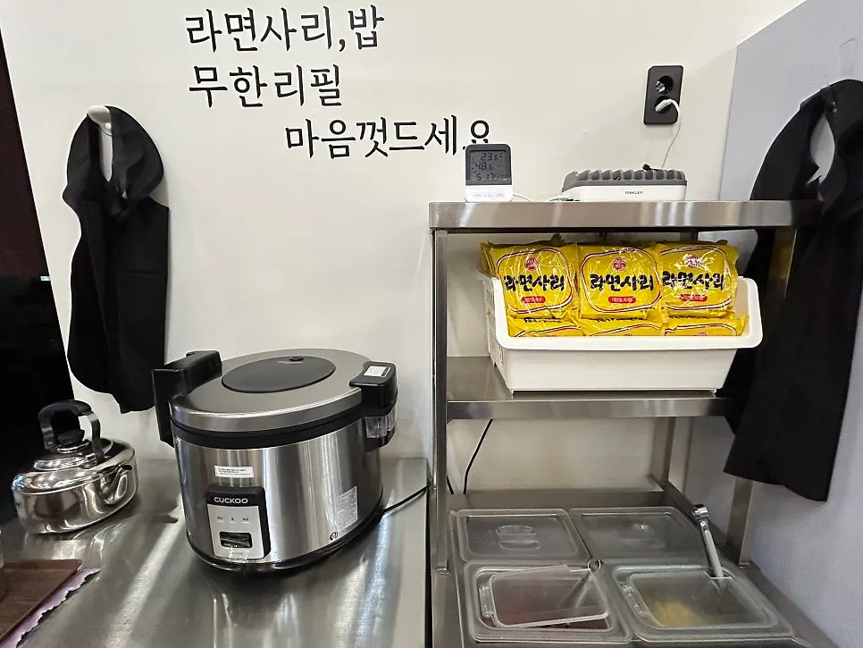 Self-bar dengan rice cooker dan ramyeon sari