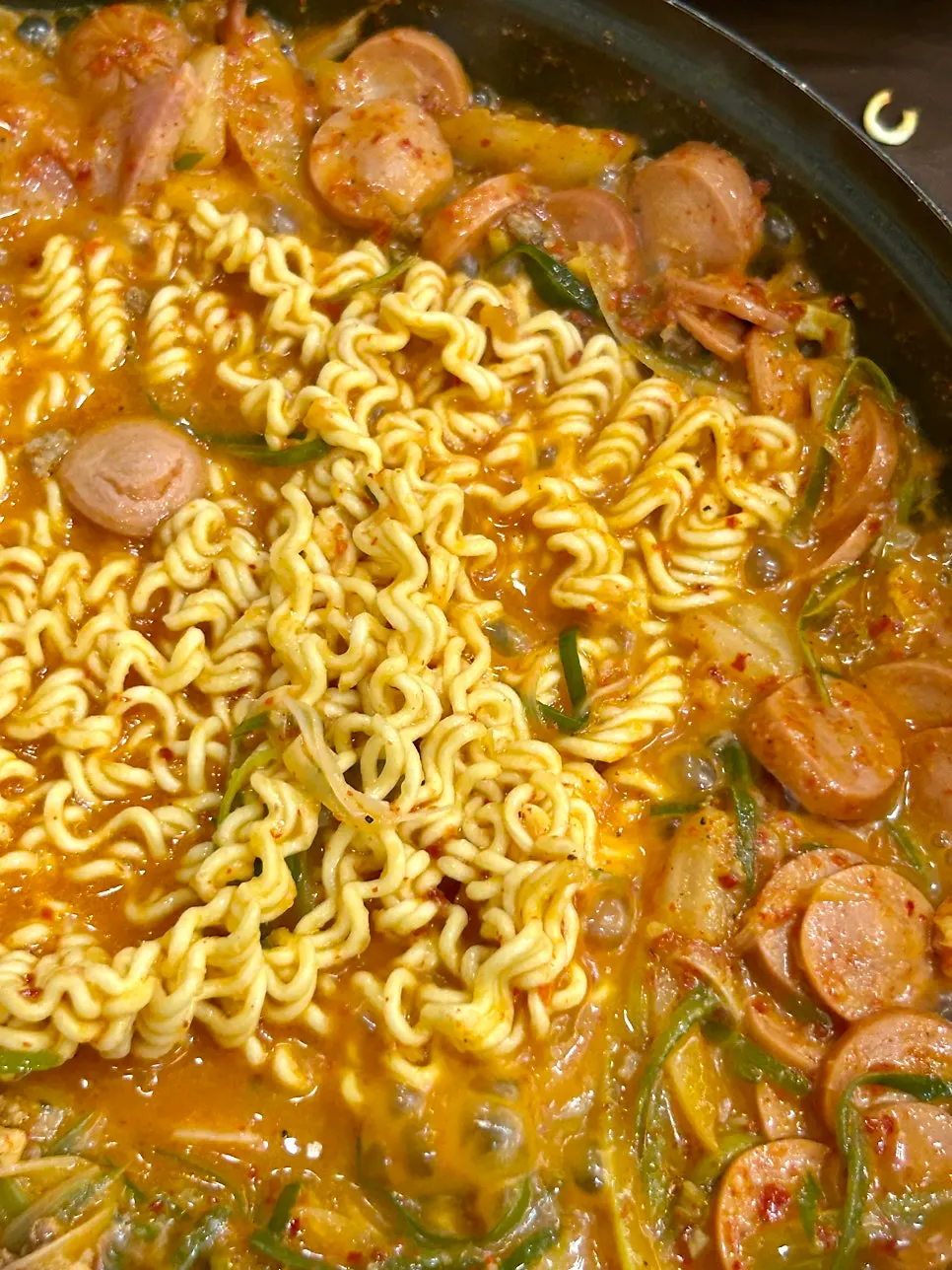 Close-up Songtan budae-jjigae penuh ham