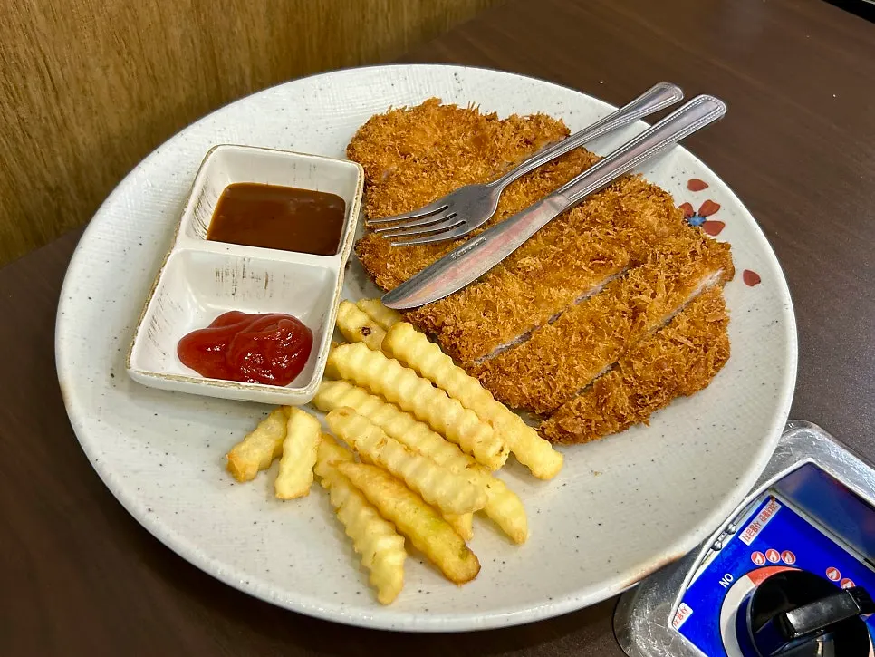 Donkkaseu besar dan kentang goreng sebagai menu pendamping