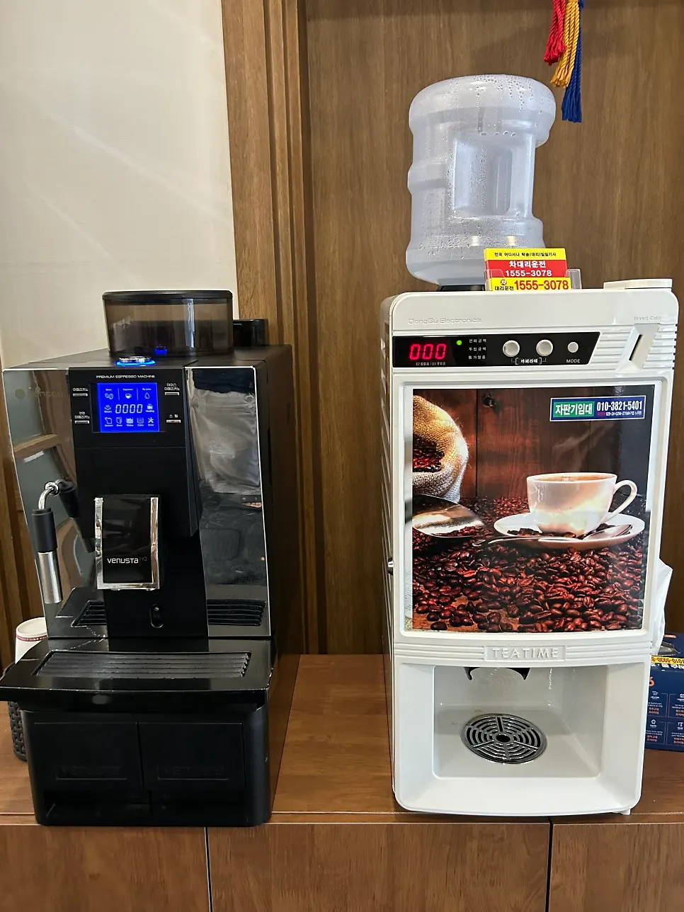 Mesin kopi pencuci mulut di dekat pintu keluar restoran