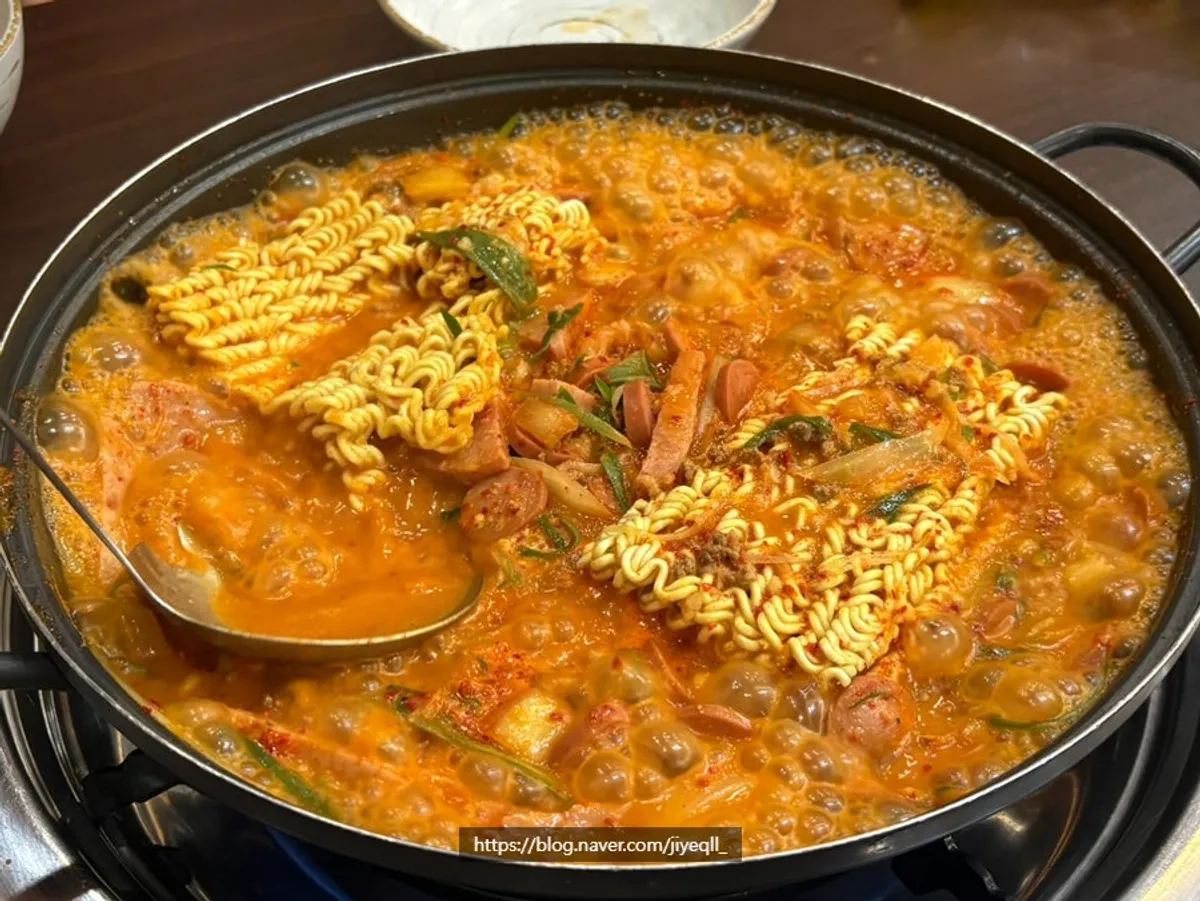팔팔 끓는 부대찌개 속 햄과 소세지