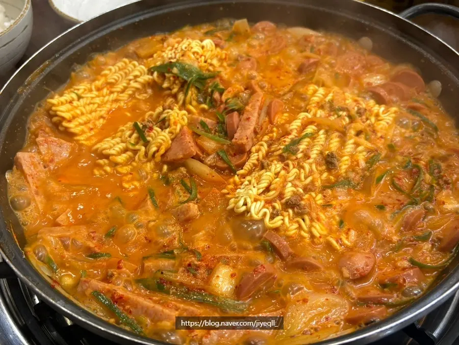 부대찌개에 넣은 라면사리