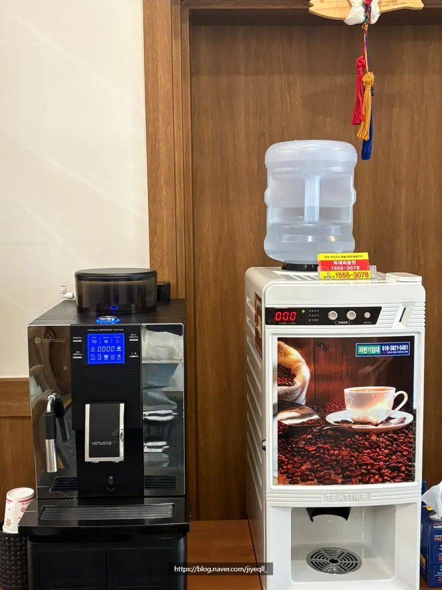 부대찌개와 서비스 계란말이 한 상
