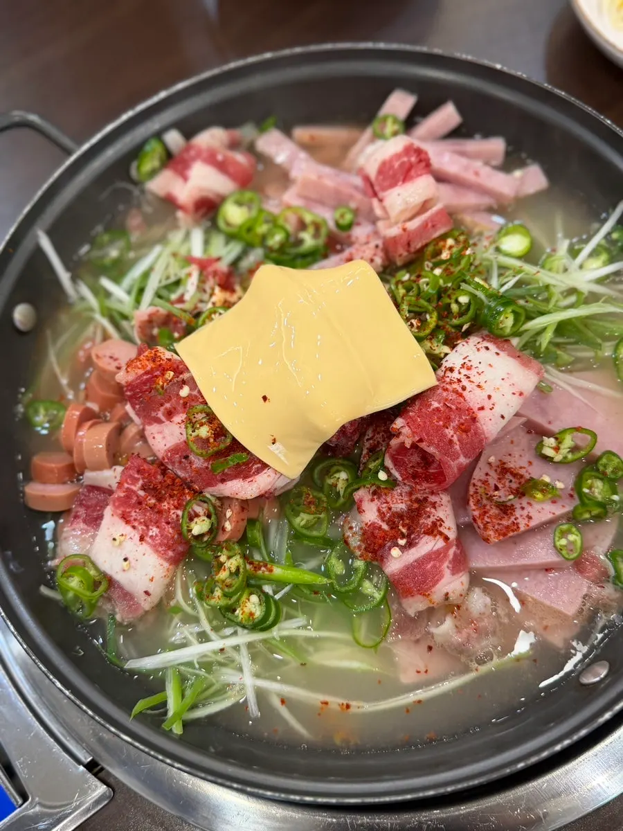 Budae-jjigae filled with beef brisket, ham, and sausage sarie
