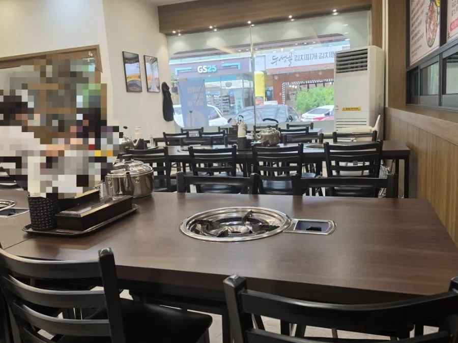 넓고 쾌적한 청원식당 홀 좌석