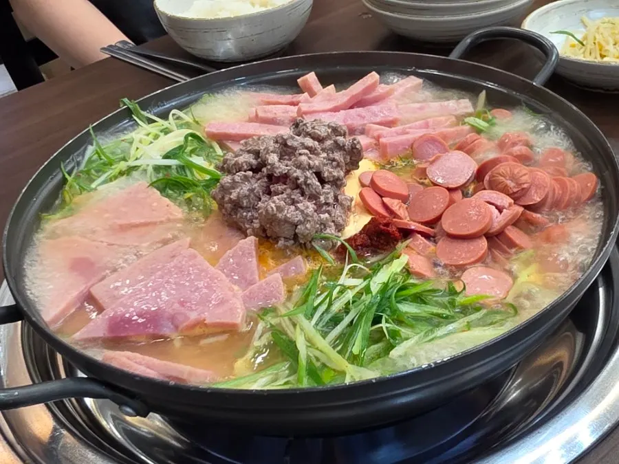 햄 3종과 파채가 듬뿍 올라간 송탄식 부대찌개 3인분