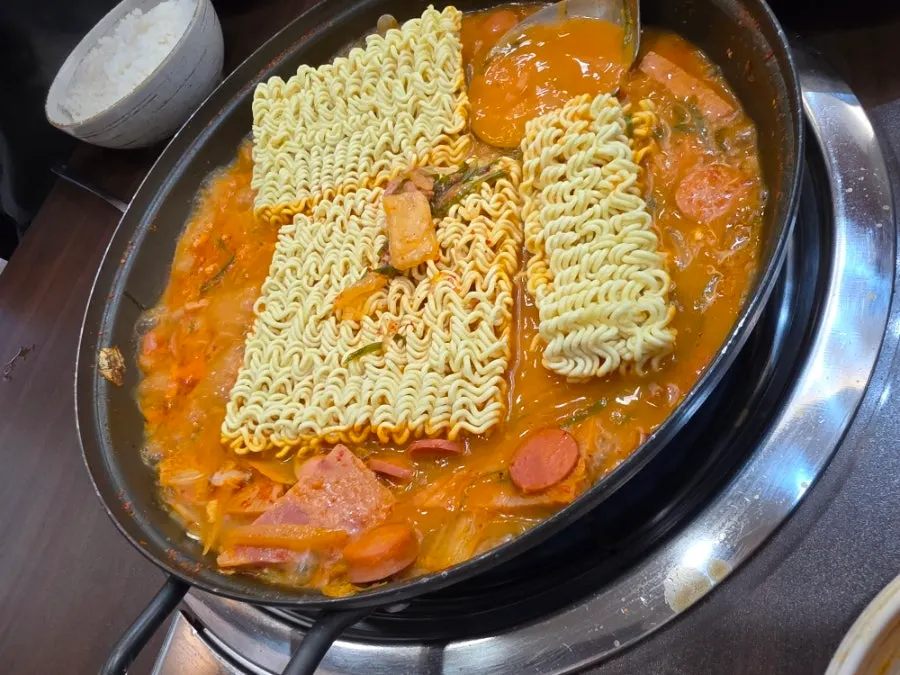 라면사리를 넣어 먹은 부대찌개와 밥상
